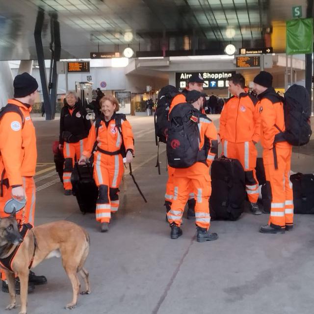 La Suisse envoie 84 secouristes sur les lieux du séisme en Turquie, ici avant leur départ de l'aéroport de Zurich. [RTS - Julien Guillaume]