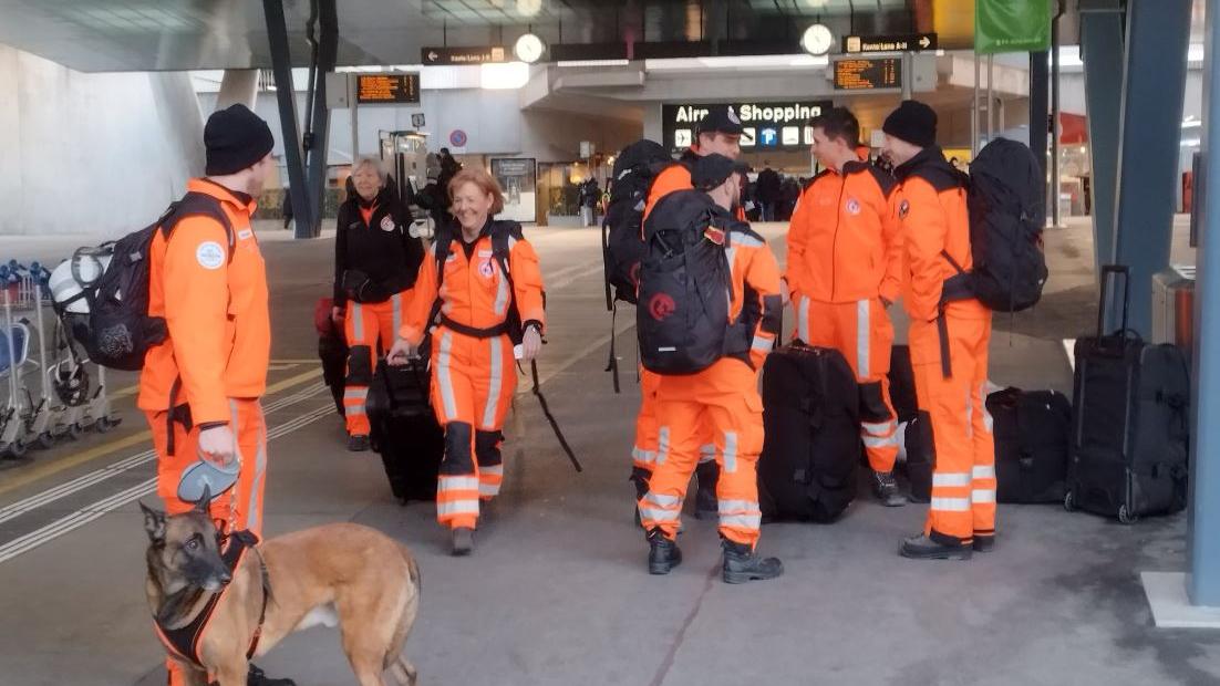 La Suisse envoie 84 secouristes sur les lieux du séisme en Turquie, ici avant leur départ de l'aéroport de Zurich. [RTS - Julien Guillaume]