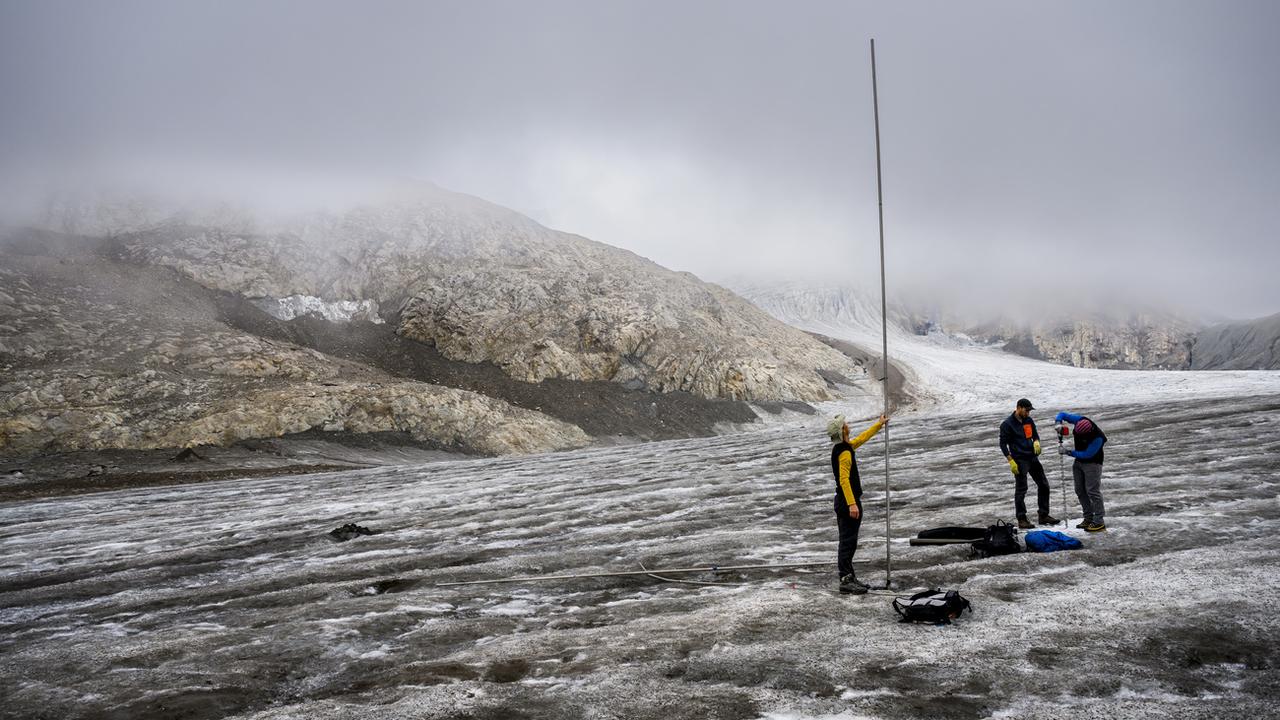 Le glaciologue Matthias Huss sur le glacier de Gries en septembre 2022. [Keystone - Jean-Christophe Bott]