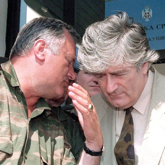 Radovan Karadzic (à droite), leader des Serbes de Bosnie, en discussion avec Ratko Mladic, chef des forces armées bosniaques, lors d'une réunion à Pale, Bosnie-Herzégovine, en août 1993. Tous deux ont été condamnés à des peines de prison à perpétuité par le TPIY (Tribunal pénal international pour l'ex-Yougoslavie ) notamment pour génocide, crimes de guerre et crimes contre l'humanité en ce qui concerne Ratko Mladic. [EPA/STRINGER]