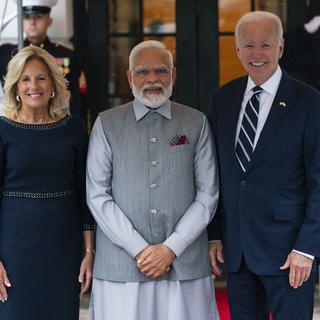 Joe Biden a reçu le Premier ministre indien Narendra Modi avec son épouse Jill Biden mercredi soir. [Keystone - Evan Vucci - AP Photo]