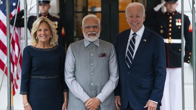 Joe Biden a reçu le Premier ministre indien Narendra Modi avec son épouse Jill Biden mercredi soir. [Keystone - Evan Vucci - AP Photo]