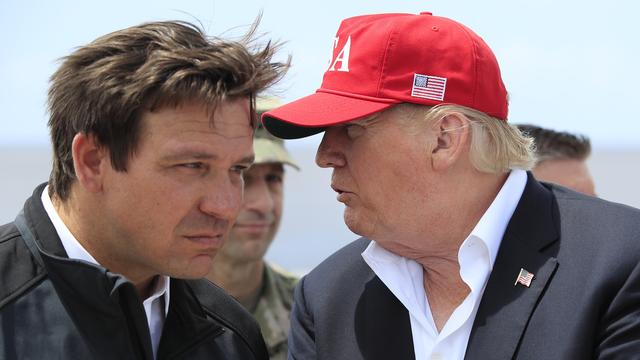 Le gouverneur de Floride Ron DeSantis et l'ancien président américain Donald Trump. [Keystone - Manuel Balce Ceneta]