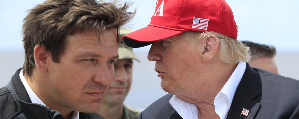 Le gouverneur de Floride Ron DeSantis et l'ancien président américain Donald Trump. [Keystone - Manuel Balce Ceneta]