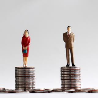 Il n'y aurait pratiquement aucune inégalité salariale entre hommes et femmes en Suisse selon l'Union patronale. [Depositphotos - Kanghyejin]