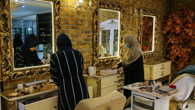 Les salons de beauté en Afghanistan sont bannis par les talibans. [epa / Keystone - Samiullah Popal]