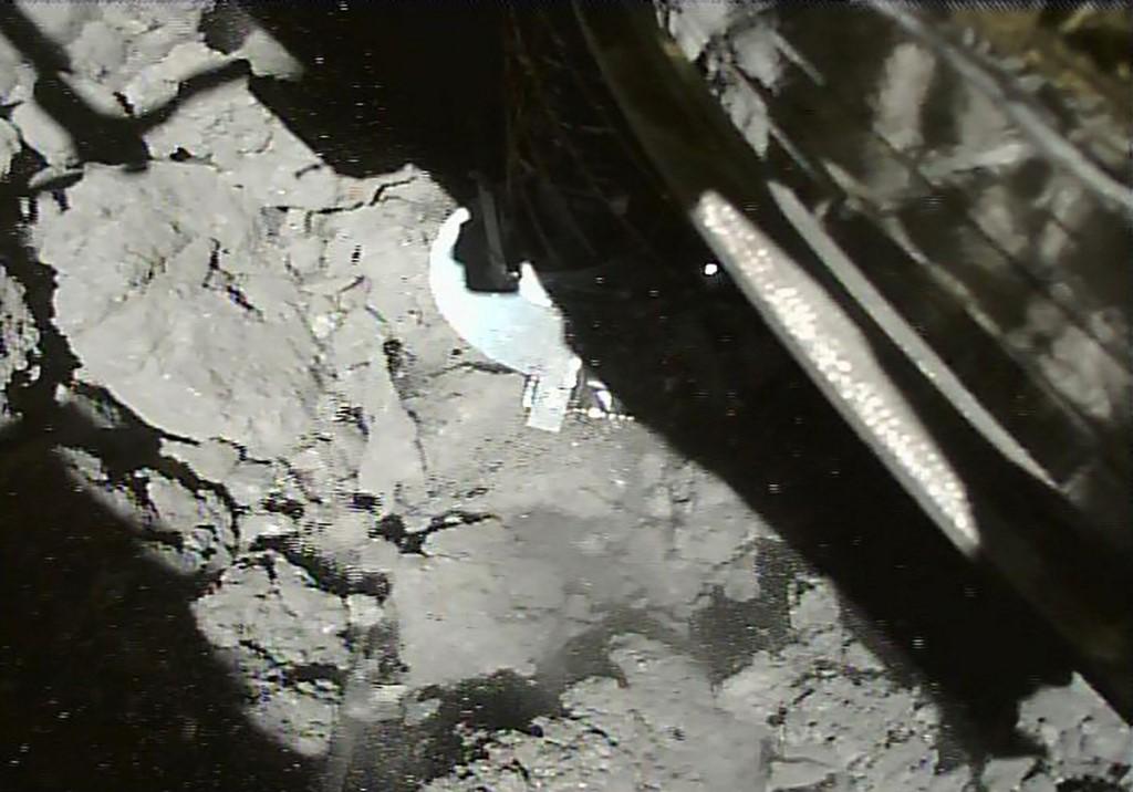 La sonde japonaise Hayabusa 2 a atterri sur l'astéroïde Ryugu le 11 juillet 2019 et prélevé 5,4 grammes de matière. Les scientifiques espéraient en ramener sur les 100 grammes. [AFP - ISAS-JAXA]