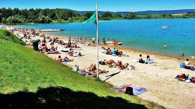 La plage de Doucier au bord du lac de Chalain dans le Jura français. [Creative Commons - Espirat]