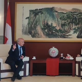 Le 12 avril, l'ambassadeur de Chine en Suisse Wang Shih ting a rencontré l'ancien conseiller fédéral suisse Ueli Maurer, annonce l'ambassade dans un communiqué de presse. [Ambassade de la République populaire de Chine en Suisse]