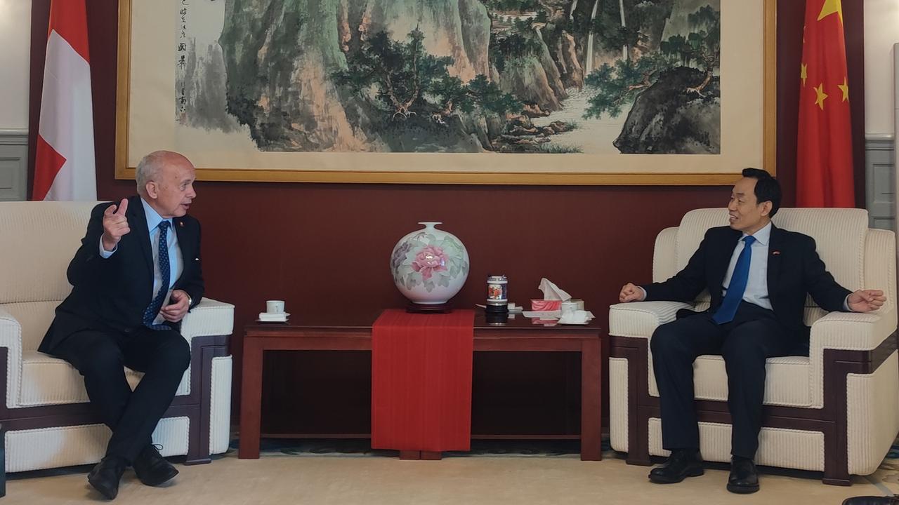 Le 12 avril, l'ambassadeur de Chine en Suisse Wang Shih ting a rencontré l'ancien conseiller fédéral suisse Ueli Maurer, annonce l'ambassade dans un communiqué de presse. [Ambassade de la République populaire de Chine en Suisse]