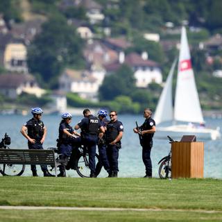 Un homme muni d'une arme blanche a blessé six personnes dans un parc sur les bords du lac d'Annecy le 8 juin 2023. [Keystone - Jean-Christophe Bott]