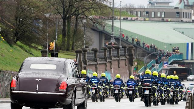 Vendredi 31 mars: la limousine du roi Charles III de Grande-Bretagne et de son épouse Camilla sous escorte policière à Hambourg au terme de leur voyage de trois jours en Allemagne. [Keystone/DPA - Marcus Brandt]