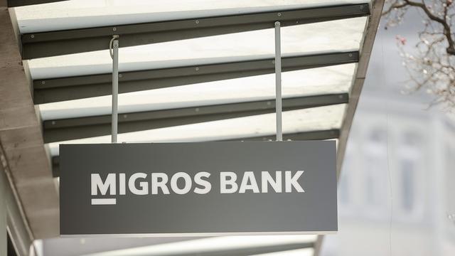 Il sera bientôt impossible de retirer de l'argent en pleine nuit aux bancomats de la Migros. [Keystone - Michael Buholzer]