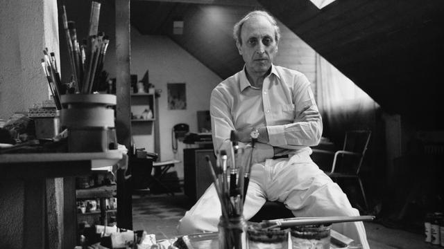 L'artiste vaudois Jean Lecoultre dans son atelier à Lausanne en septembre 1989. [Keystone - Karl-Heinz Hug]