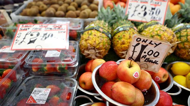 Les prix dans les magasins d'alimentation en Grande-Bretagne ont encore augmenté en mars, à un niveau record. [REUTERS - Hannah McKay]