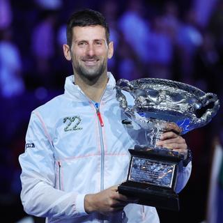 Djokovic tout sourire avec son 22e trophée majeur, le 10e à Melbourne. [Fazry Ismail]