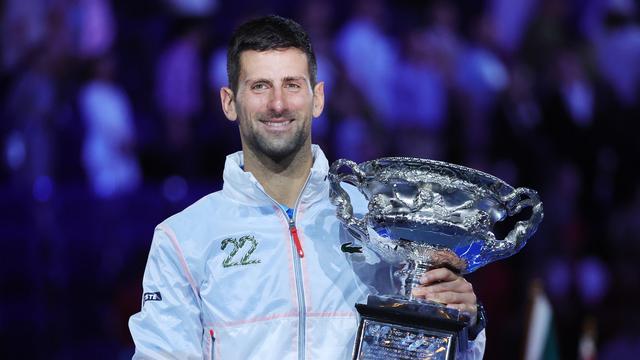 Djokovic tout sourire avec son 22e trophée majeur, le 10e à Melbourne. [Fazry Ismail]