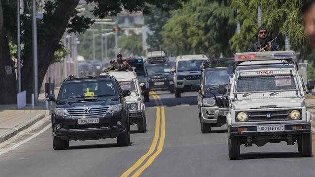 Les délégués sont escortés par la police indienne à leur arrivée pour le G20 à Cachemire. [Ap Photo / Keystone - Mukhtar Khan]