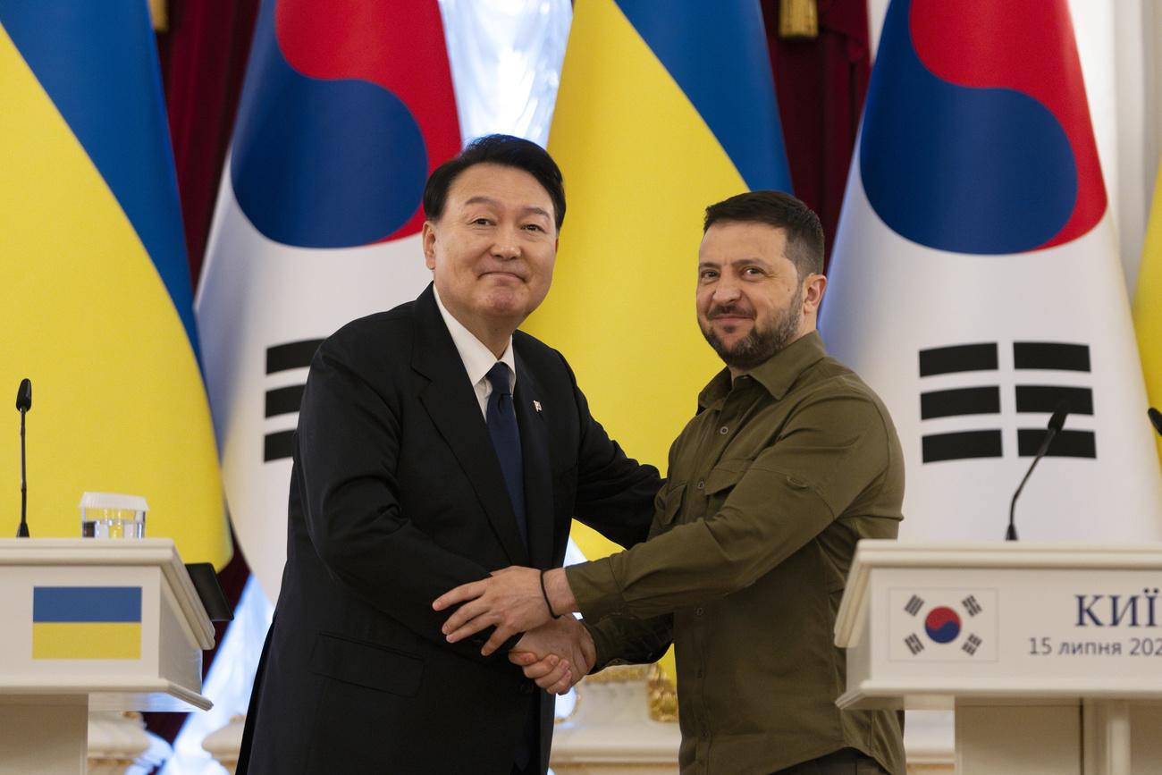 Le président sud-coréen Yoon Suk Yeol et le président ukrainien Volodymyr Zelensky se sont rencontrés à Kiev. [Keystone - AP Photo/Jae C. Hong]