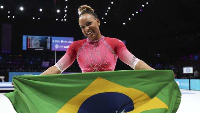 Andrade prend la pose avec le drapeau brésilien après son triomphe. [Geert vanden Wijngaert]