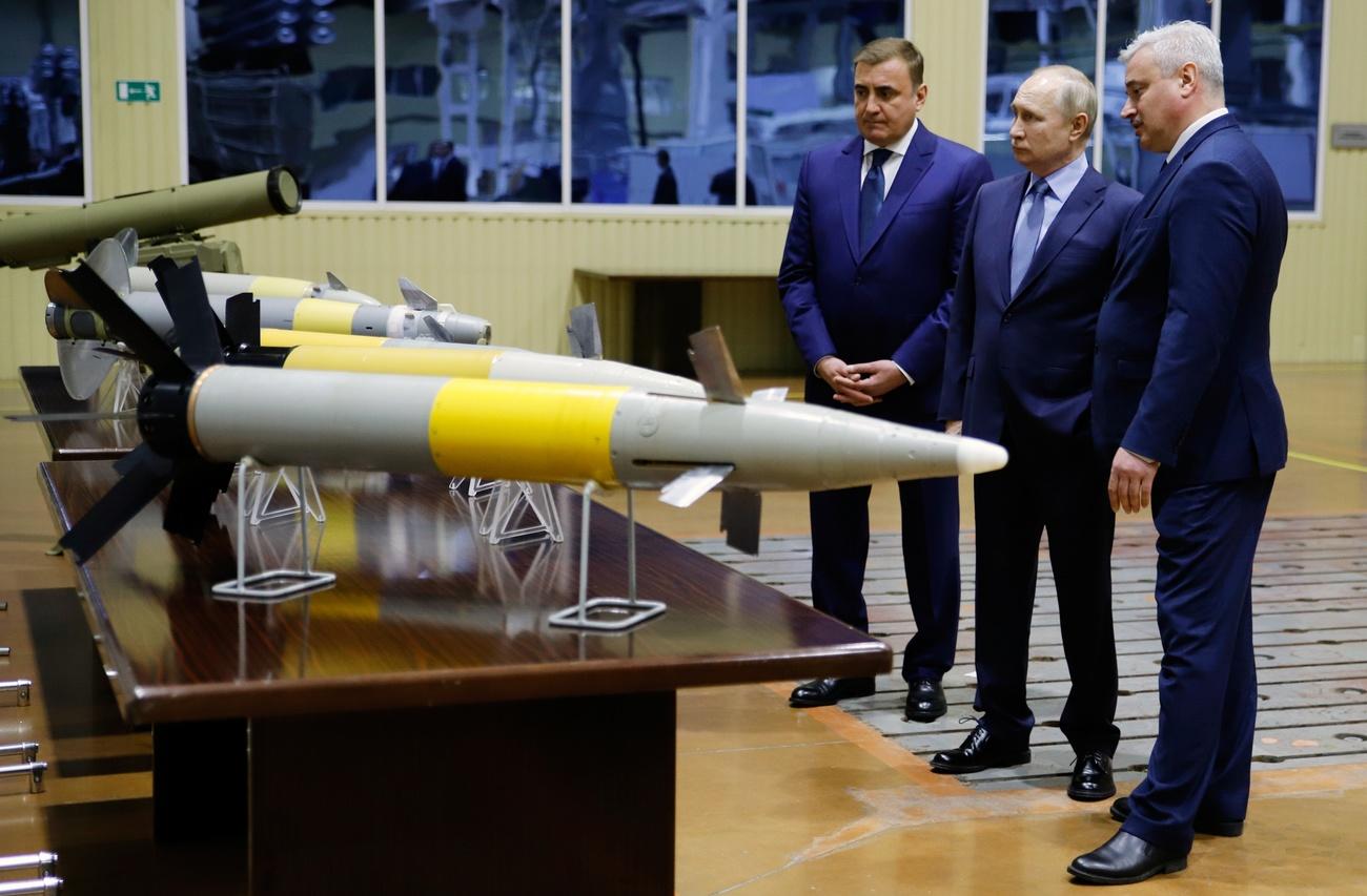 Vladimir Poutine visite une usine d'armement dans la région de Tula, le 23 décembre 2022. [Keystone - Russian Presidential Press Office]