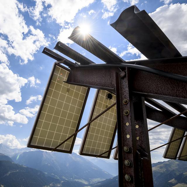 Une vue sur les panneaux solaires installes sur des paravalanches dans les alpes valaisannes le mercredi 3 aout 2022 a Bellwald. Les panneaux photovoltaiques produisent de l'energie renouvelable en participant au mixte energetique de la Suisse. (KEYSTONE/Jean-Christophe Bott) [Keystone - Jean-Christophe Bott]