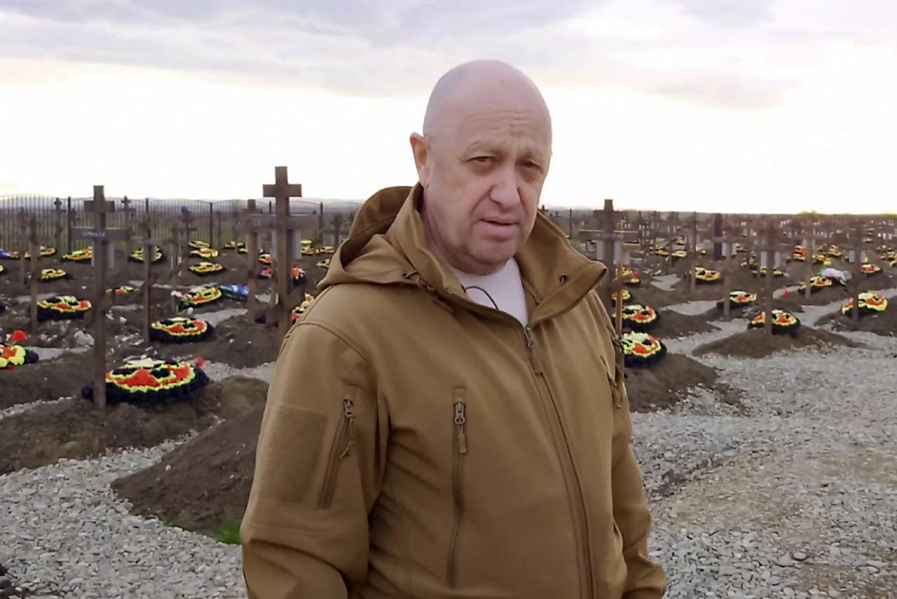 Le patron du groupe Wagner Evgueni Prigojine pose devant les tombes de ses soldats, en avril 2023. [AFP]