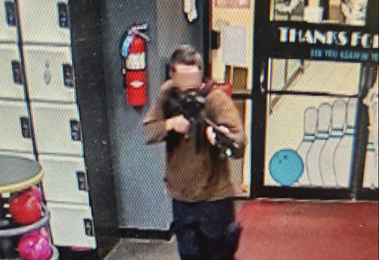 Sur cette image, le tireur pointe une arme à feu en entrant dans le centre de loisirs Sparetime à Lewiston, dans le Maine, le mercredi 25 octobre 2023. [Keystone - Androscoggin County Sheriff's Office]