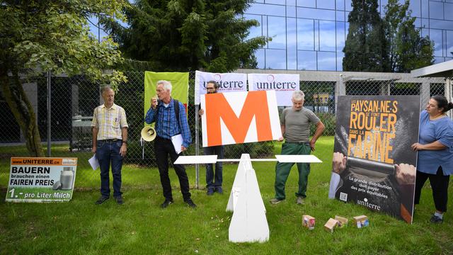 Des paysans et des syndicalistes manifestent lors d'une action organisée par Uniterre et BBK contre la baisse du prix du lait pour les producteurs ELSA . [Keystone - Laurent Gillieron]