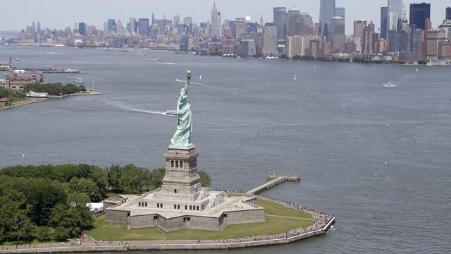 Une vue de New York avec la statue de la liberté. [Keystone - Seth Wenig]