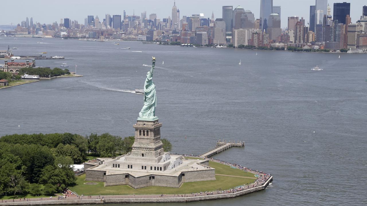 Une vue de New York avec la statue de la liberté. [Keystone - Seth Wenig]