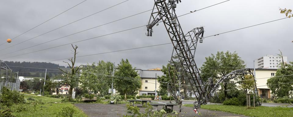 Les dégâts après la tempête à La-Chaux-de-Fonds vont coûter cher selon les assureurs. [Keystone - Valentin Flauraud]