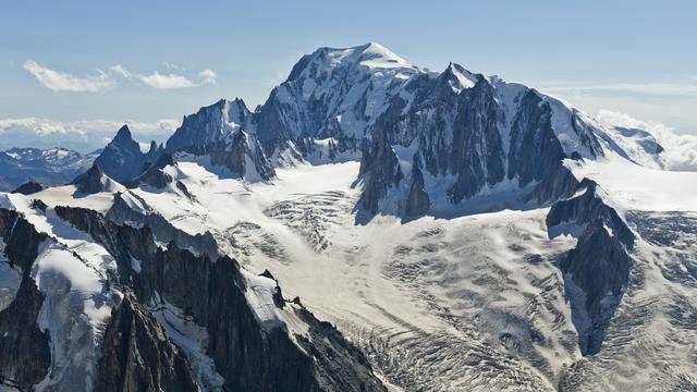 Le mont Blanc a perdu 2,22 mètres depuis 2021. [Keystone - Alessandro Della Bella]