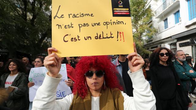 Manifestation anti-raciste le 25 février 2023 en Tunisie à la suite des propos du président Kaid Saied. [Keystone - Mohamed Messara]