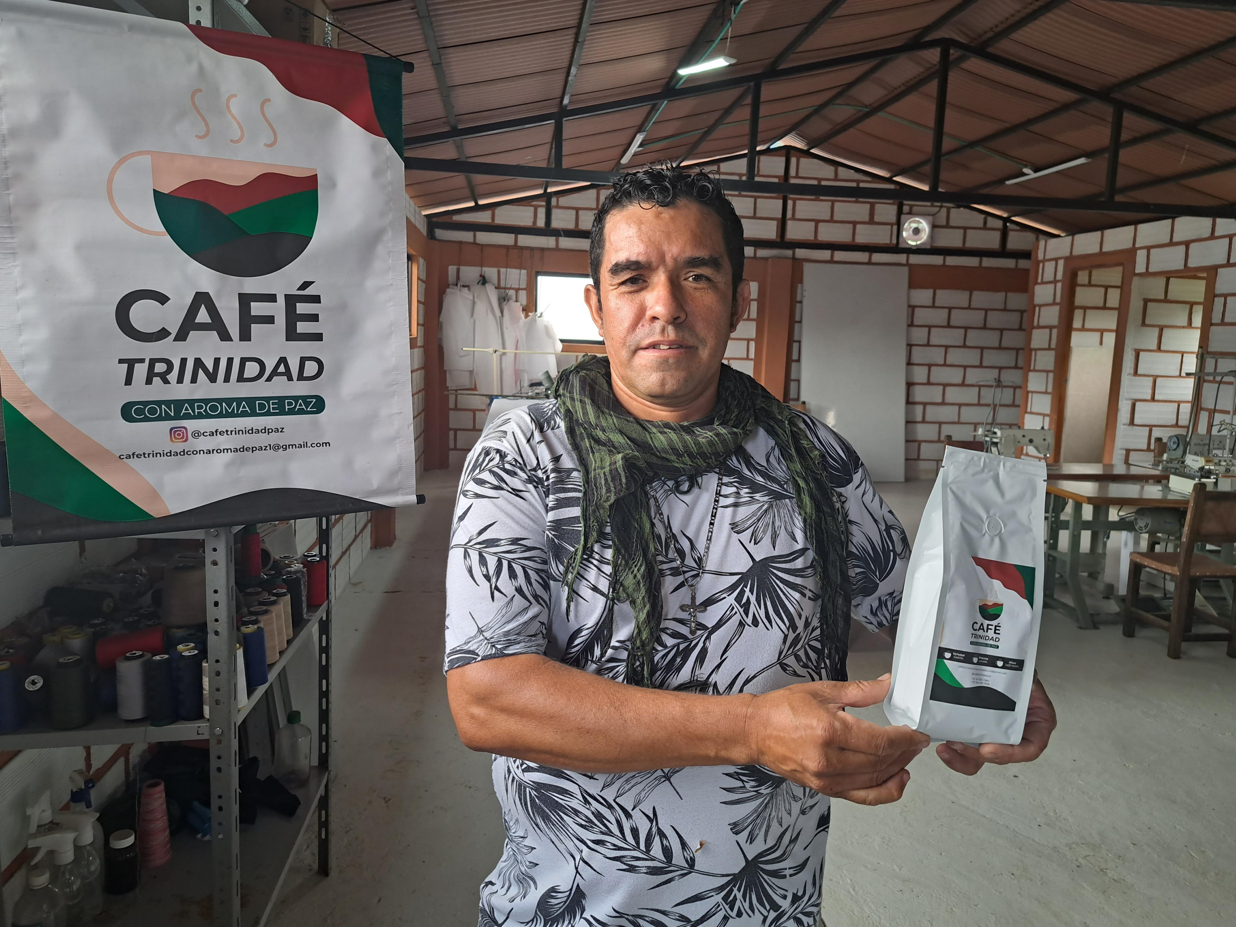 À LLanogrande, Antonio Zapata produit un "café pour la paix" après une vie au service de la guérilla des Farc. [RTS - Anouk Henry]