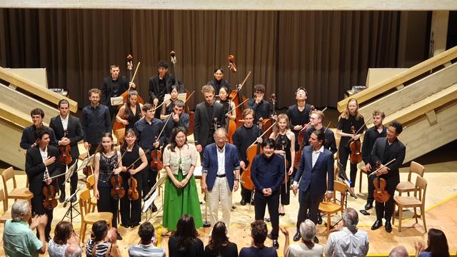 Une standing ovation pour les musicien.ne.s de l'Académie Seiji Ozawa. [Libre de droits]