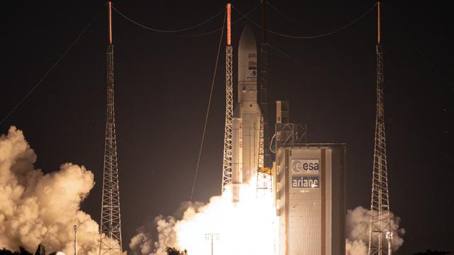 La fusée Ariane 5 a décollé avec succès mercredi soir, envoyant en orbite un satellite français et un allemand, après 27 ans de service et un dernier lancement reporté deux fois. [jody amiet]