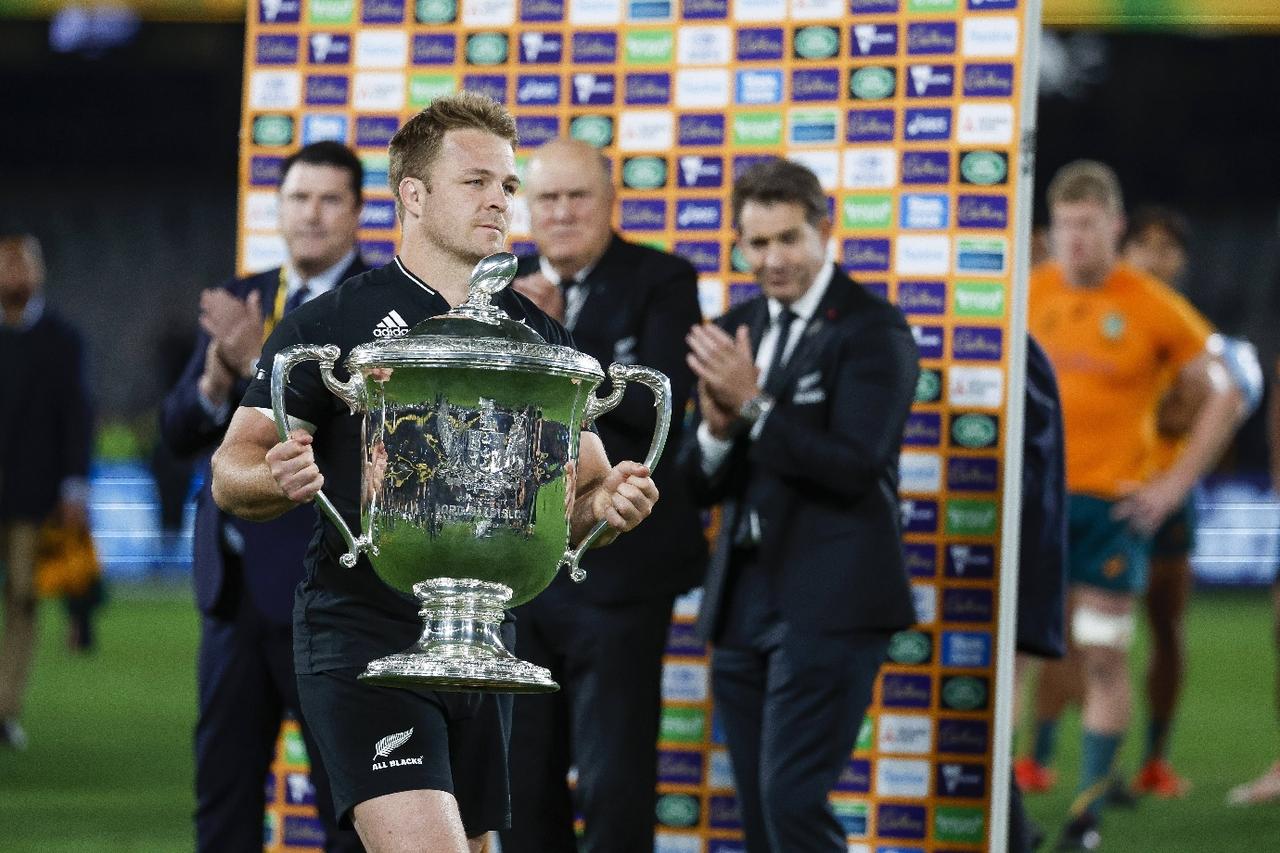 Le capitaine Sam Cane, qui manquera les duels face à l'Australie en raison d'une blessure, avec la Bledisloe Cup en septembre 2022. [Imago - Luke Hemer]