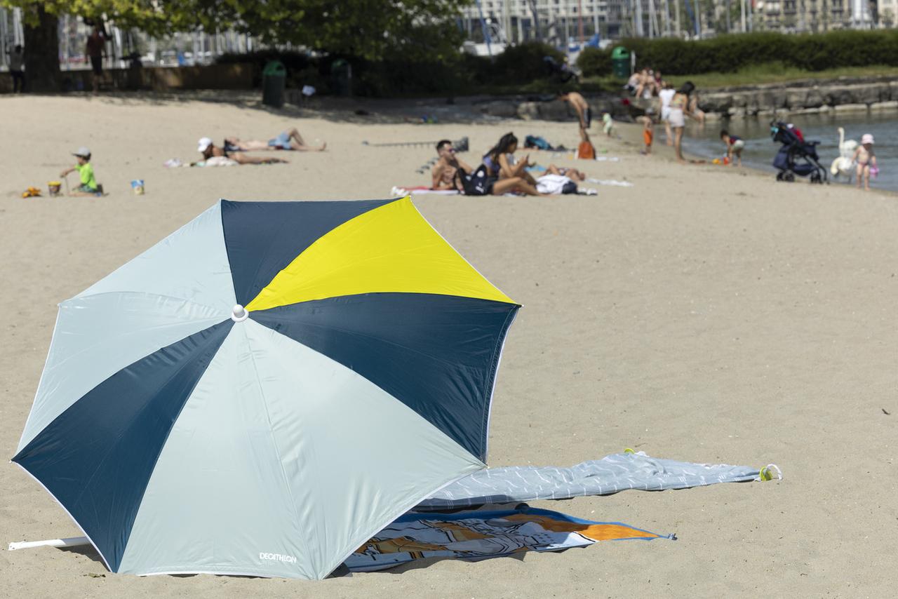 La plage des Eaux-Vives à Genève, un air de Méditerranée. [Keystone - Salvatore Di Nolfi]