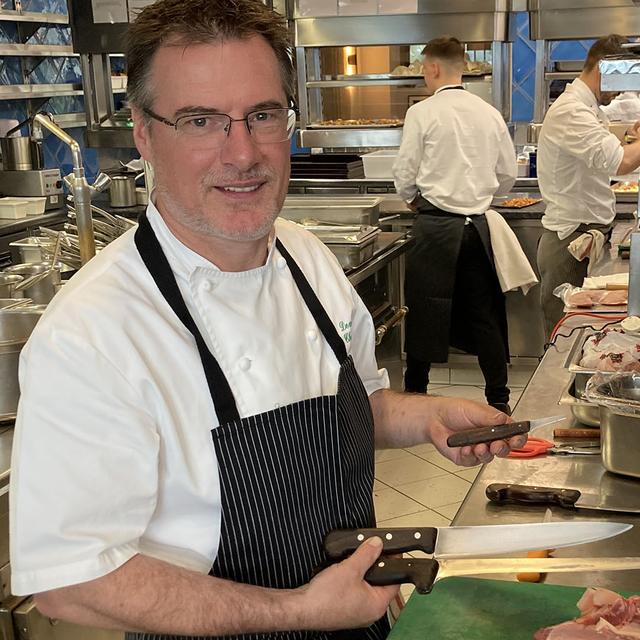 Damien Coche, chef de cuisine du Domaine de Châteauvieux à Satigny (GE), et ses couteaux fétiches. [RTS - Valentin Emery]