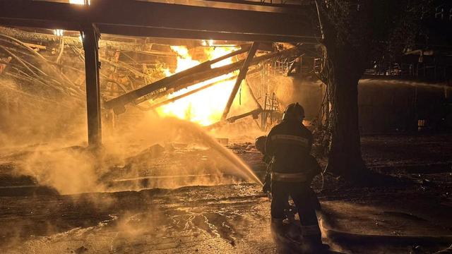 Des pompiers à l'oeuvre pour éteindre un incendie dans une raffinerie de pétrole à Kremenchouk. [Reuters - Filip Pronin/Poltava Regional Military Administration]