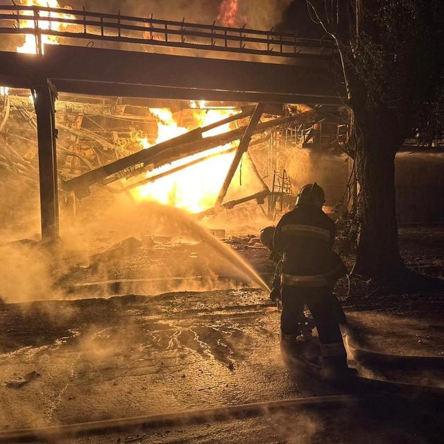 Des pompiers à l'oeuvre pour éteindre un incendie dans une raffinerie de pétrole à Kremenchouk. [Reuters - Filip Pronin/Poltava Regional Military Administration]