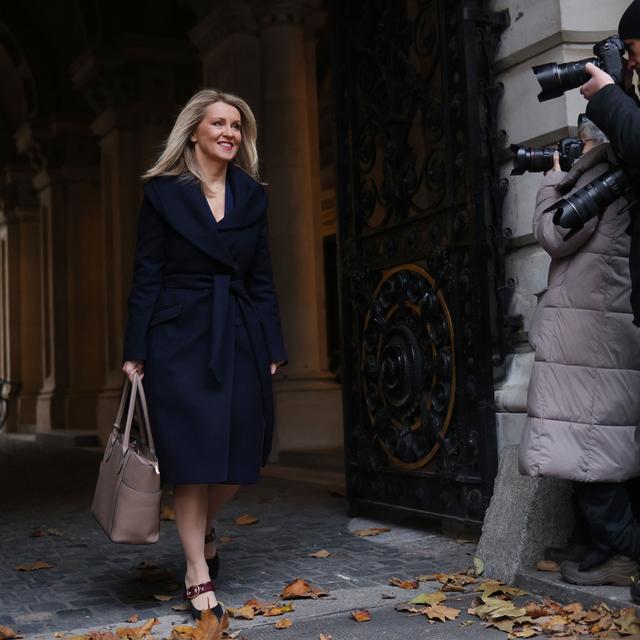 La ministre sans portefeuille Esther McVey arrive à Downing Street à Londres pour une réunion du cabinet, le 22 novembre 2023. [Keystone - Neil Hall]