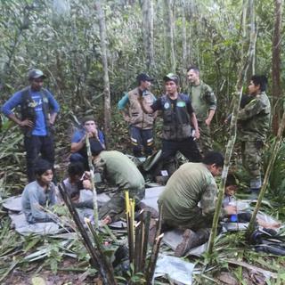 Les quatre enfants disparus dans la jungle colombienne sont aidés par les secours. [Keystone]