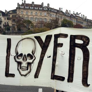 Une banderole d'une manifestation pour le droit au logement à Genève en 2003. [Keystone - Martial Trezzini]