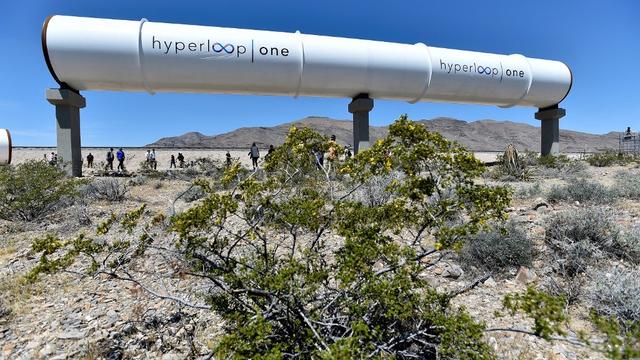 En difficulté, l'entreprise californienne Hyperloop One, une des plus avancées sur le projet d'hyperloop, fermera à la fin de cette année, selon Bloomberg. [afp - David Becker]
