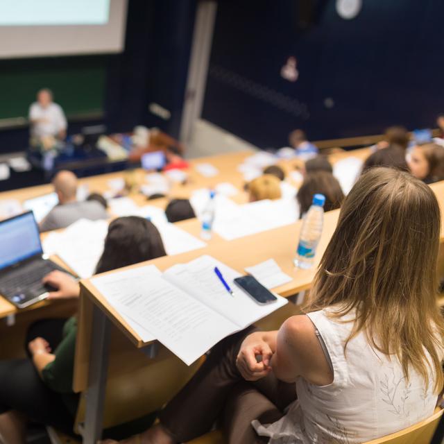 Un auditoire rempli d'étudiantes et d'étudiants dans une université. [Depositphotos - Kasto]