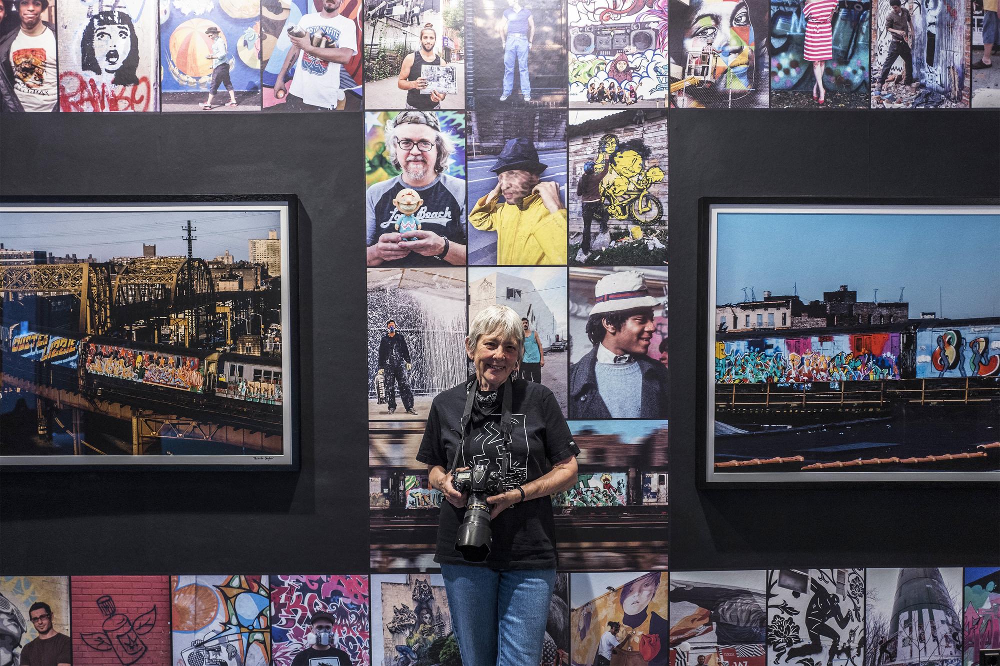 La photographe américaine Martha Cooper pose devant ses clichés exposés à Berlin à la Urban Nation en mai 2016. [AFP - John MacDougall]