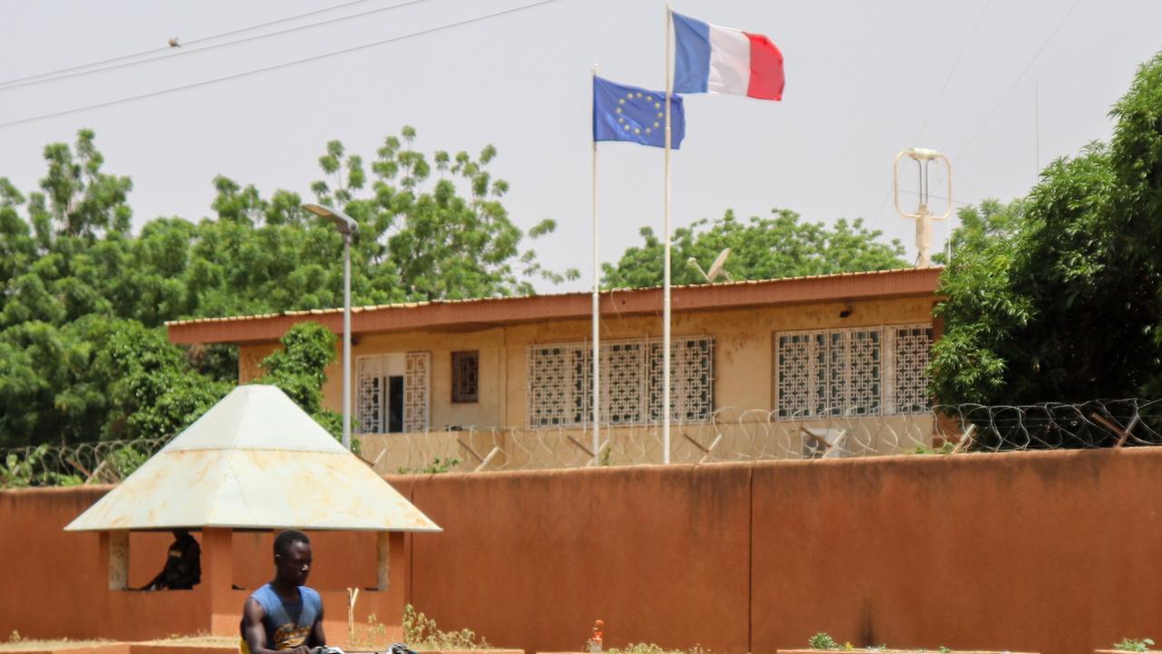 Selon le président français Emmanuel Macron, l'ambassadeur de France au Niger est "pris en otage". [Keystone - Issfou Djibo/EPA]
