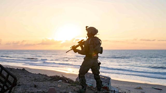 Un soldat israélien prend position lors de l'opération terrestre en cours de l'armée israélienne contre le groupe islamiste palestinien Hamas (image d'illustration). [reuters - Forces de défense israéliennes]